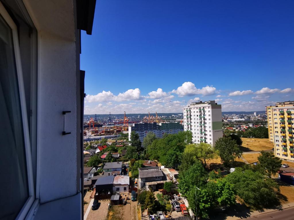 格地尼亞的住宿－Mieszkanie Obłuże 11 piętro，从大楼的窗户欣赏到城市美景