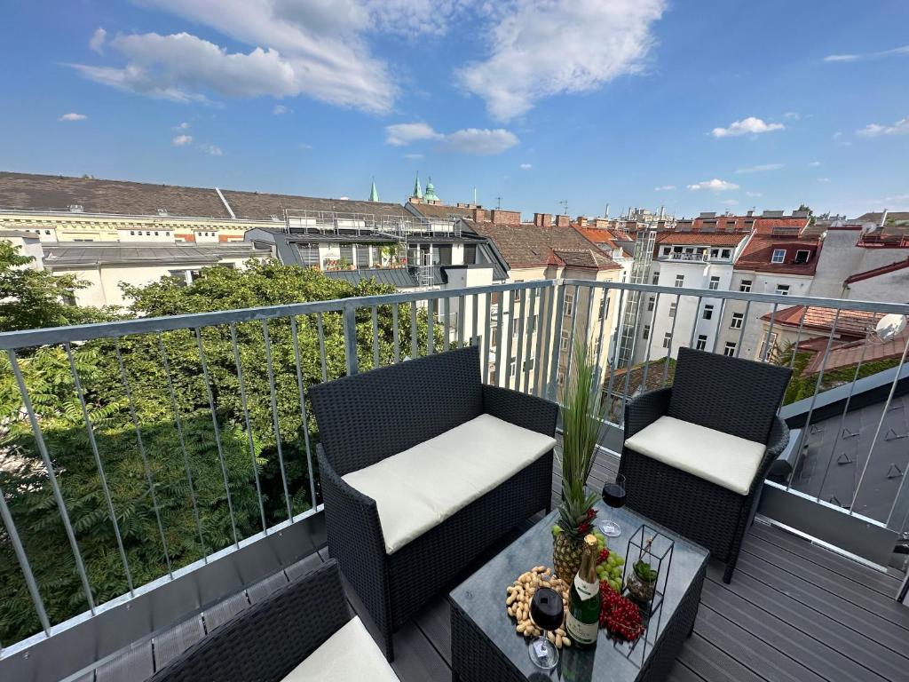 Balkonas arba terasa apgyvendinimo įstaigoje Contemporary Apartment with Stunning Views 20