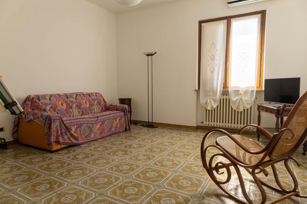 sala de estar con sofá y silla en Casa Mercedes, en Desenzano del Garda