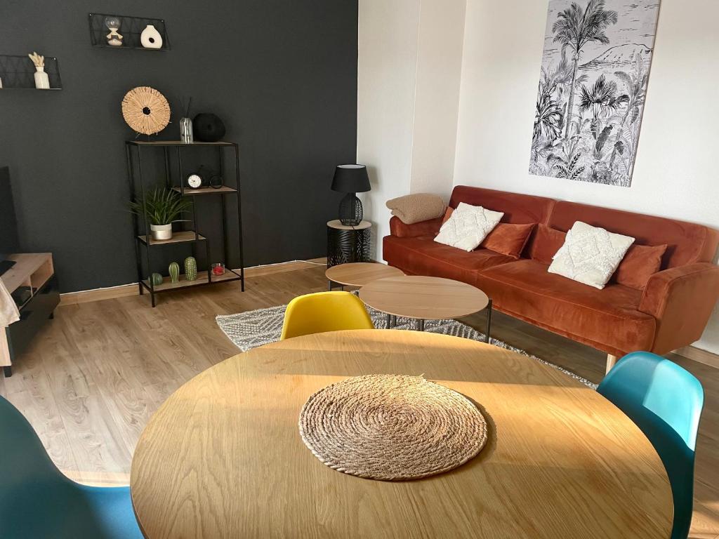 salon ze stołem i kanapą w obiekcie - Le refuge Colmarien - 5 personnes w mieście Colmar