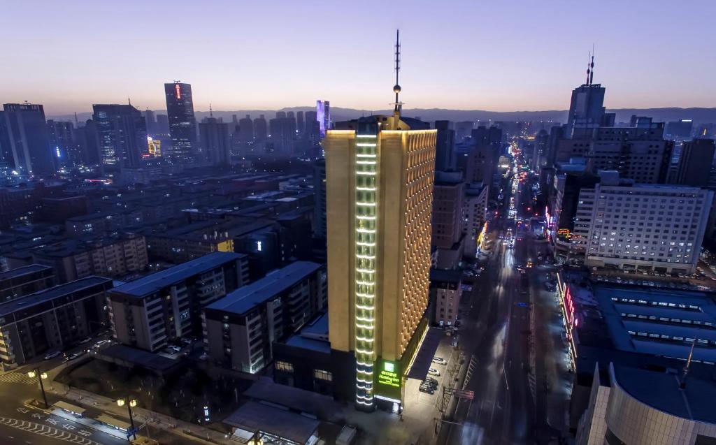 widok na miasto w nocy z budynkami w obiekcie Holiday Inn Taiyuan City Center w mieście Taiyuan