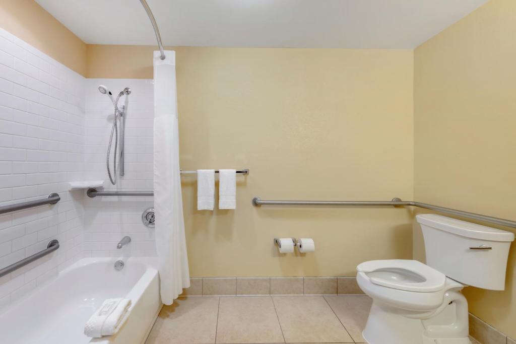 Clarion Hotel Anaheim Resort - Accessible Room, 2 Double Beds, Accessible Tub, Non-Smoking