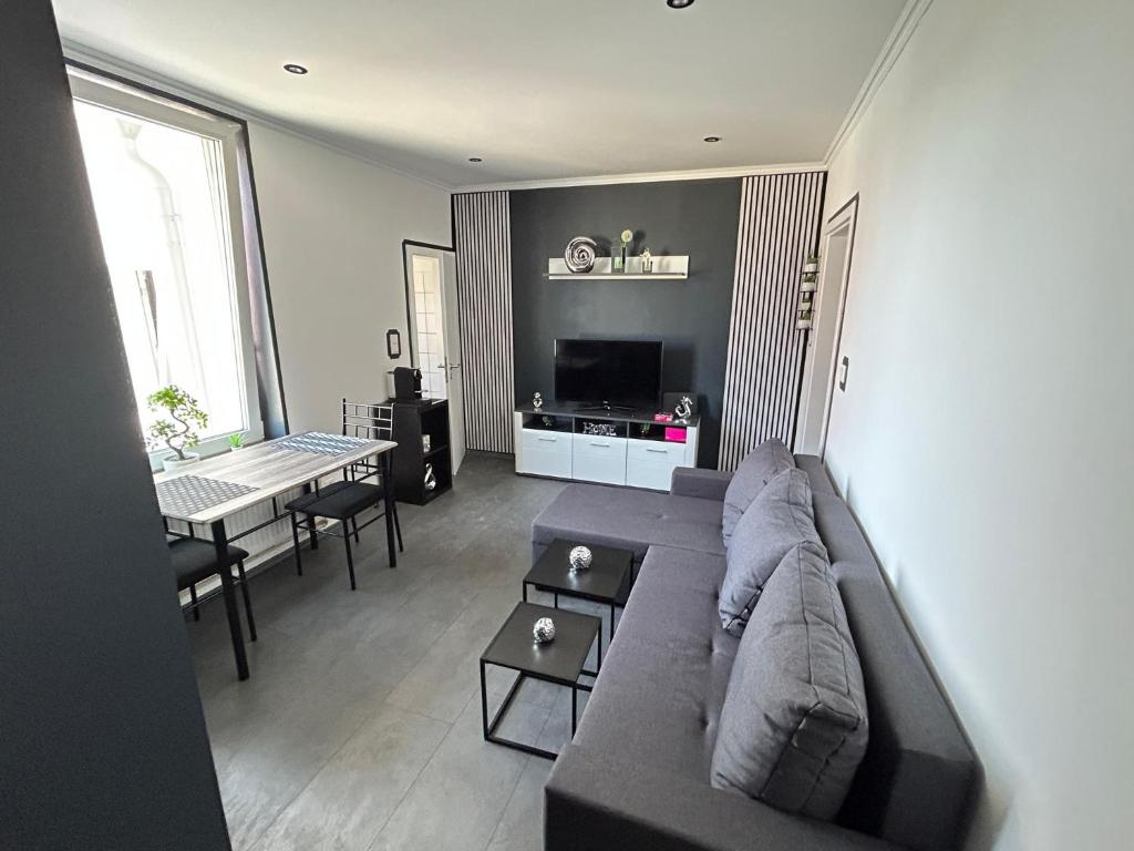 sala de estar con sofá y mesa en City Apartment Paderborn Apartment 6, en Paderborn