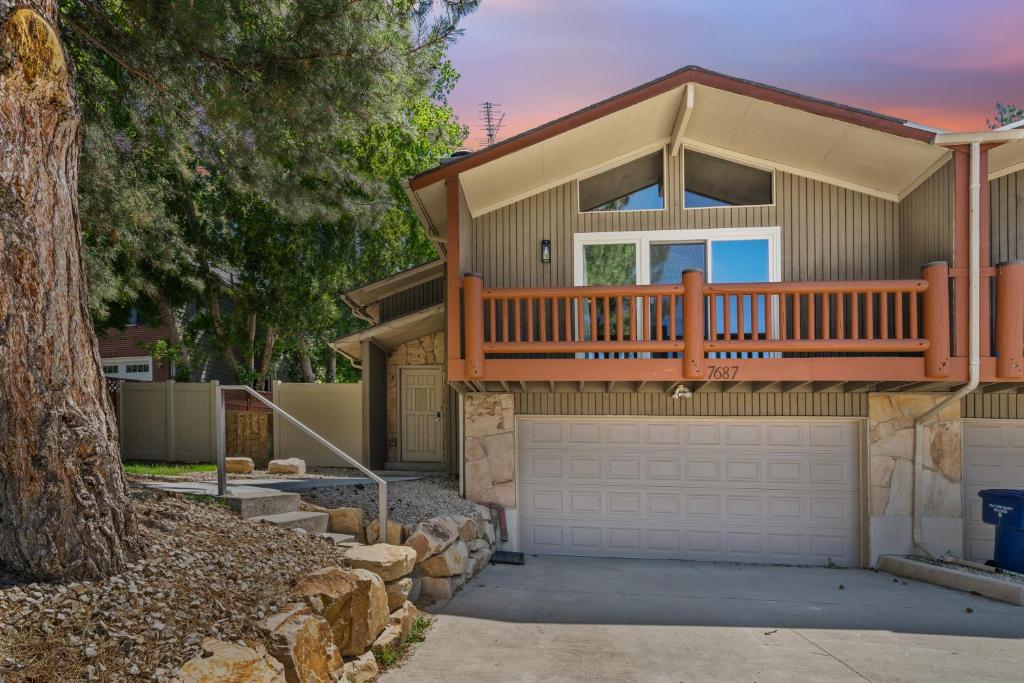 Cottonwood HeightsFour resorts within 20 minutes from your door step!!的一座带甲板和车库的房子