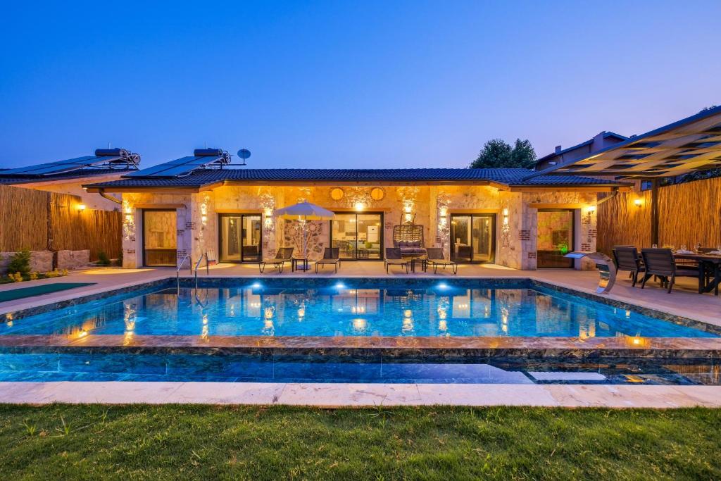 費特希耶的住宿－Fethiye Villa Ka Exclusive 1，一座房子后院的游泳池