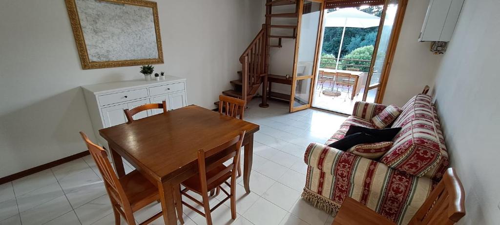 ein Wohnzimmer mit einem Tisch und einem Sofa in der Unterkunft Casa Emma in Suvereto