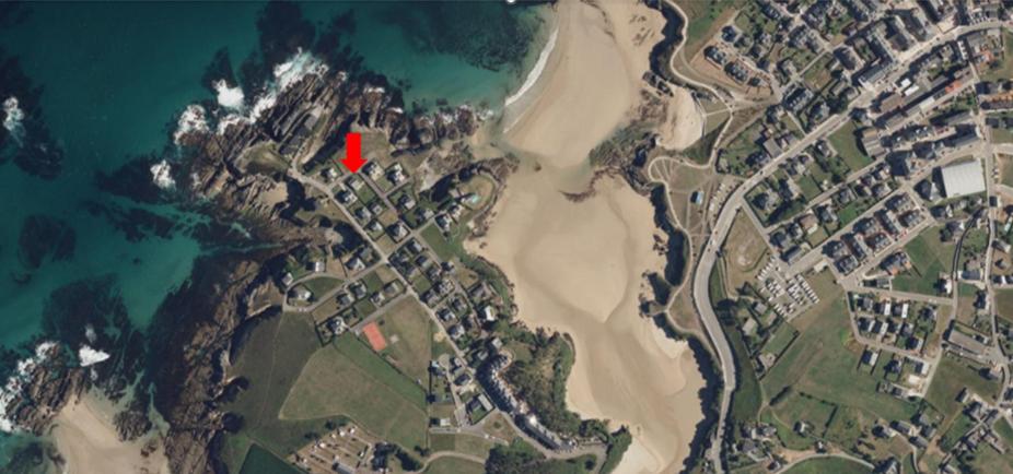 ein roter Fleck auf dem Boden neben dem Wasser in der Unterkunft CHALET ENTRE DOS PLAYAS TAPIA in Tapia de Casariego