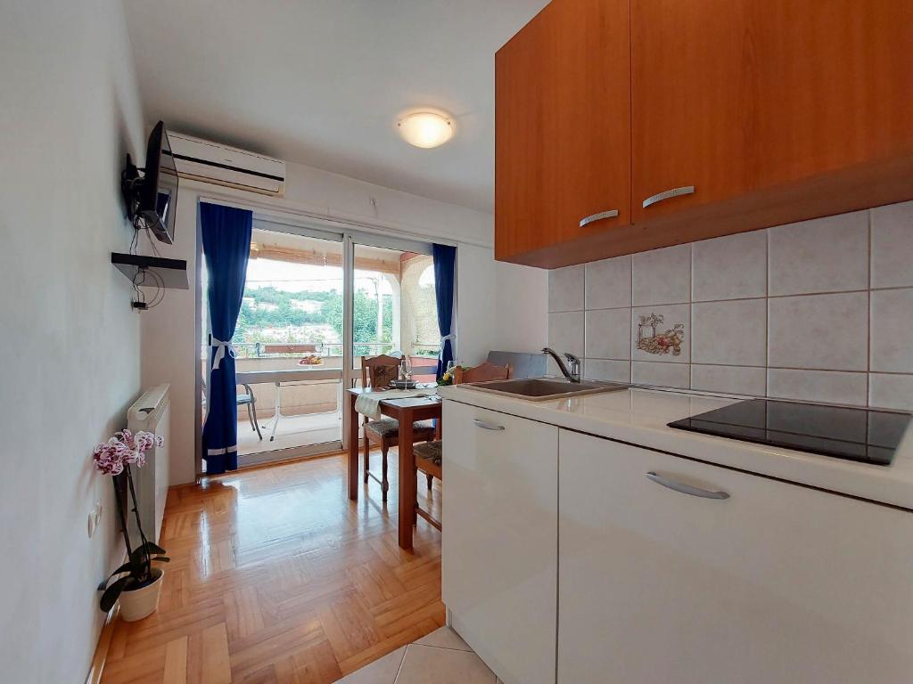 Kuchyň nebo kuchyňský kout v ubytování Apartments Zeljko