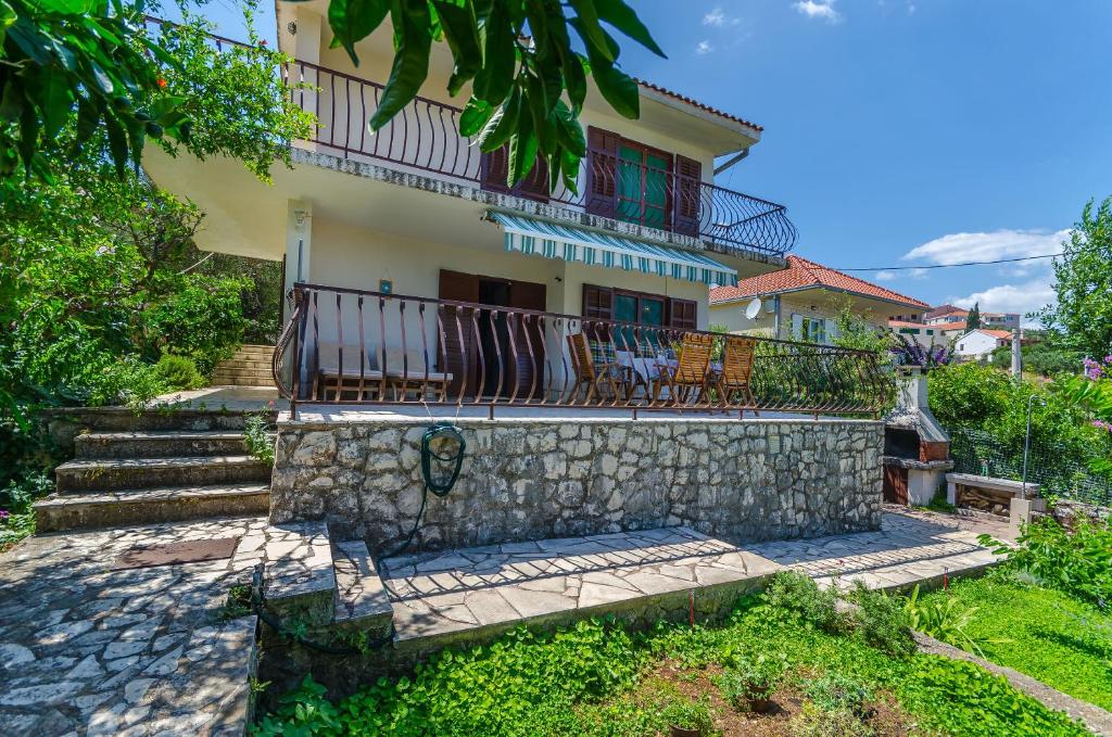 Casa con pared de piedra y balcón en House Blanka en Trogir