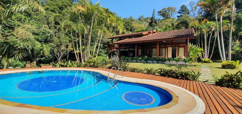 a swimming pool in front of a house at Casa Fauna e Flora, muito verde e paz no Cuiabá in Petrópolis