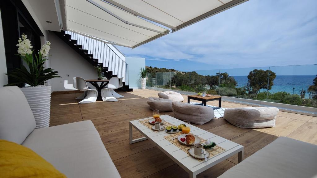 Una sala de estar con vista al mar. en ALLONBAY sea front luxury penthouse, en Villajoyosa