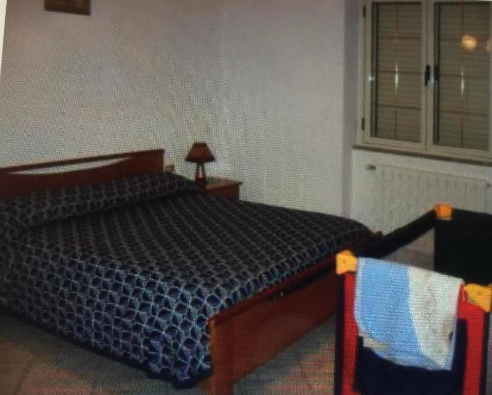 1 dormitorio con 1 cama con edredón azul en Ferienhaus Bella Vista, en Villarios