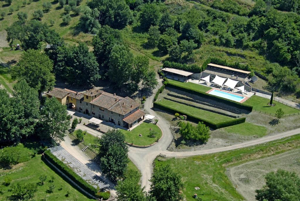 - une vue aérienne sur une grande maison avec une cour dans l'établissement Agriturismo Le Buche di Viesca, à Reggello