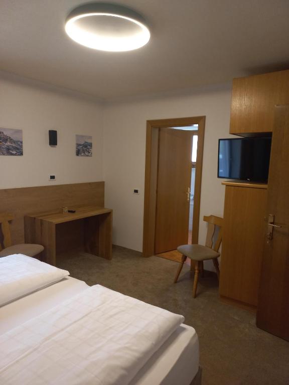 TV a/nebo společenská místnost v ubytování Garnì Piz da L'Ander