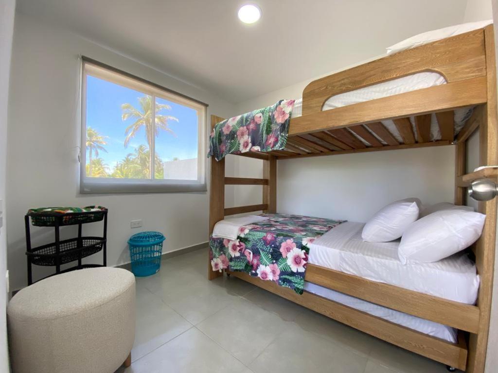 Giường tầng trong phòng chung tại NAHIR apartamento de playa en condominio Palmar del viento