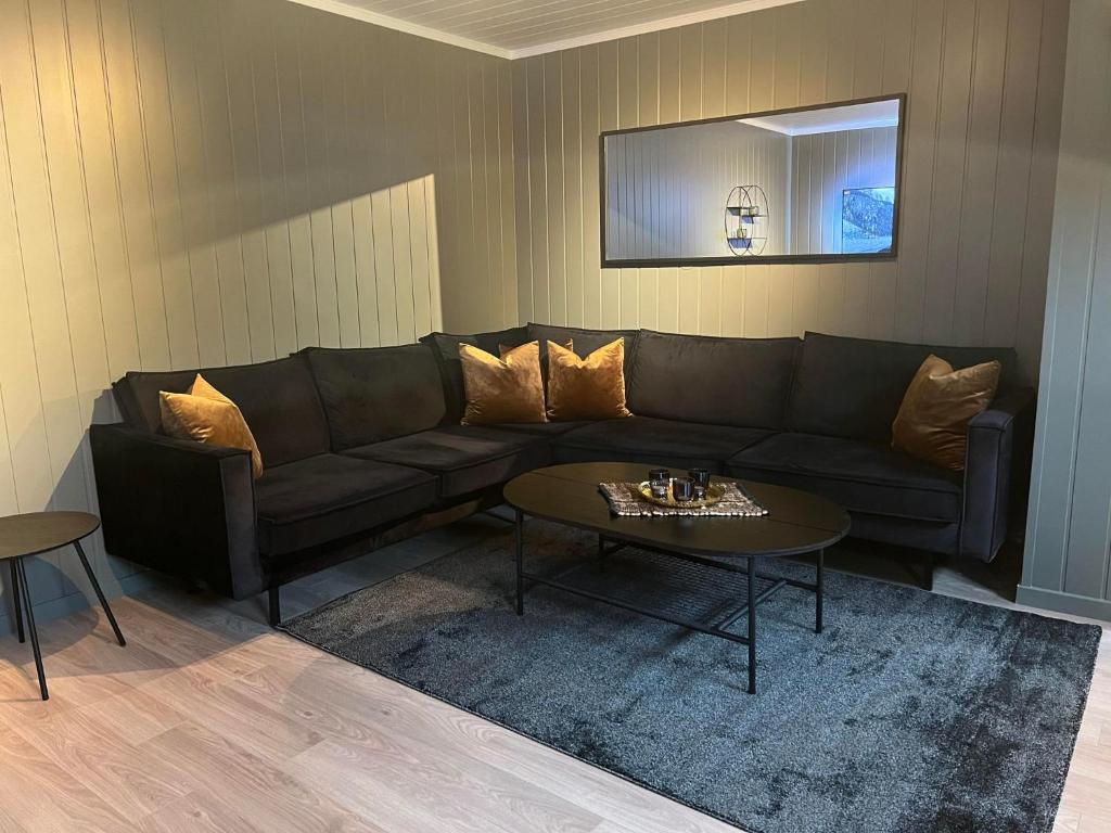 a living room with a couch and a table at Gårdsopphold Notodden in Notodden