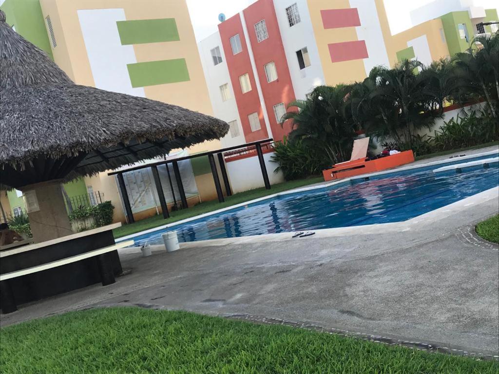 - une piscine au milieu d'un bâtiment dans l'établissement Depto real del palmar, à Aguacatillo