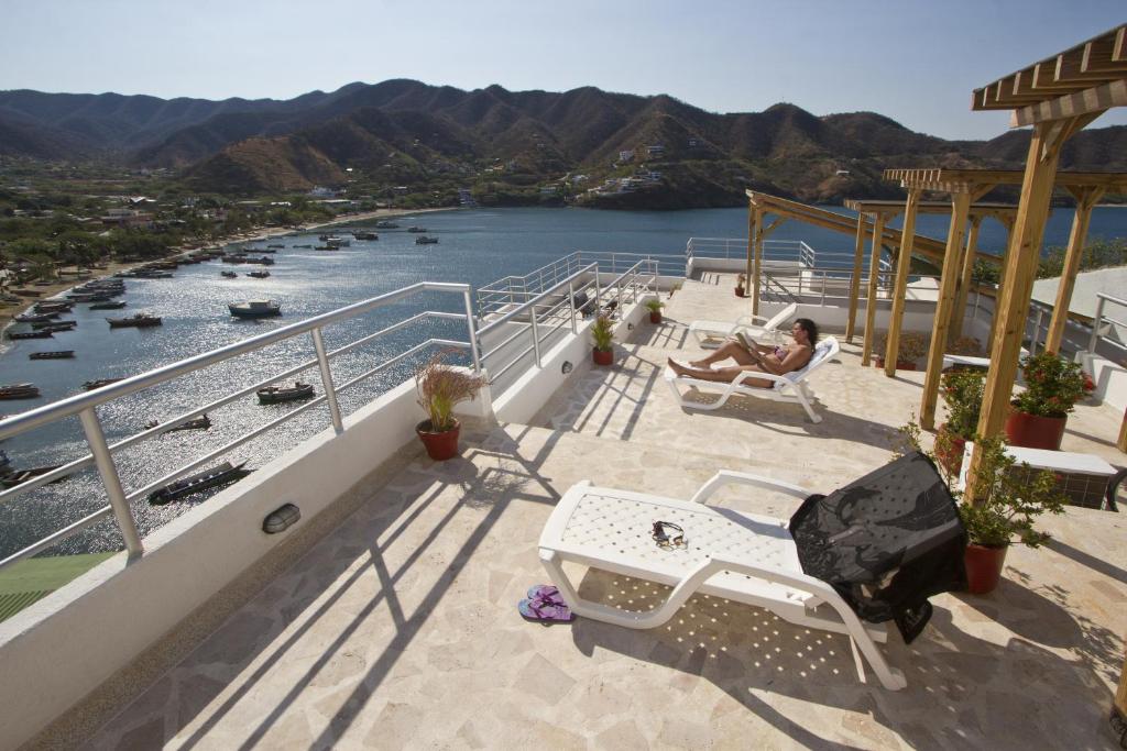 een man op een stoel op het dek van een boot bij Hotel Bahia Taganga in Taganga