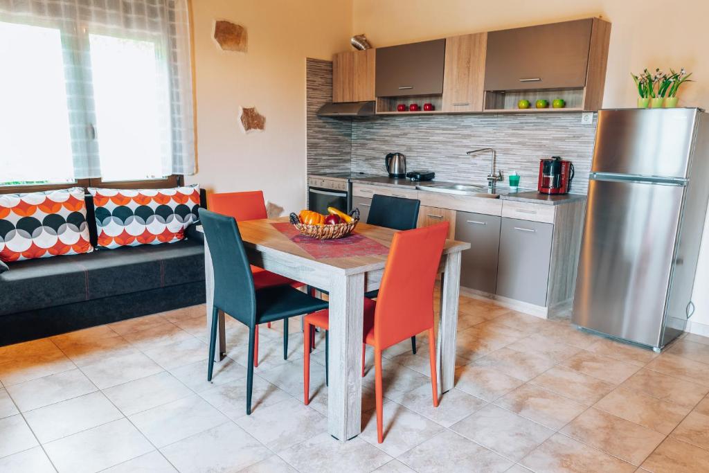 Kuchyňa alebo kuchynka v ubytovaní Villa Stafidaki