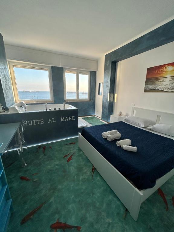 una camera con letto e un bagno con pesce sul pavimento di Suite al mare a Taranto