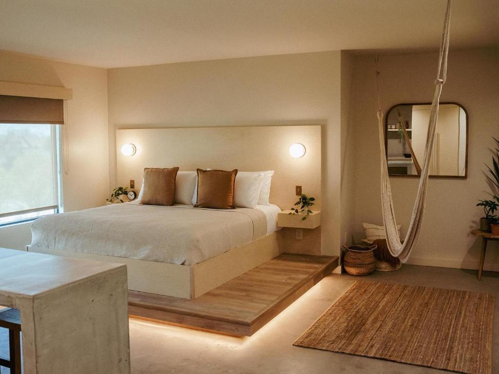 Postel nebo postele na pokoji v ubytování Brut Hotel