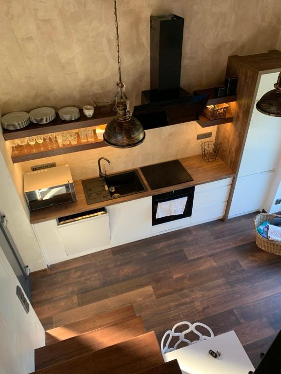- une cuisine avec un évier et un comptoir dans l'établissement Casa di Giacobbe Loft apartment Amalfi, à Frýdlant nad Ostravicí