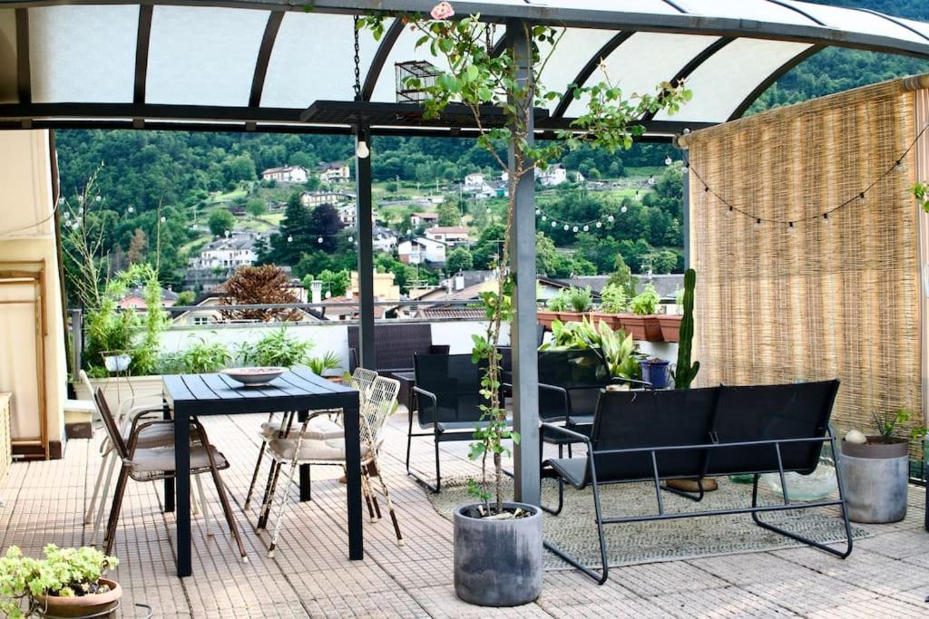 patio con mesa, sillas y vistas en CASAdiALE, en Domodossola