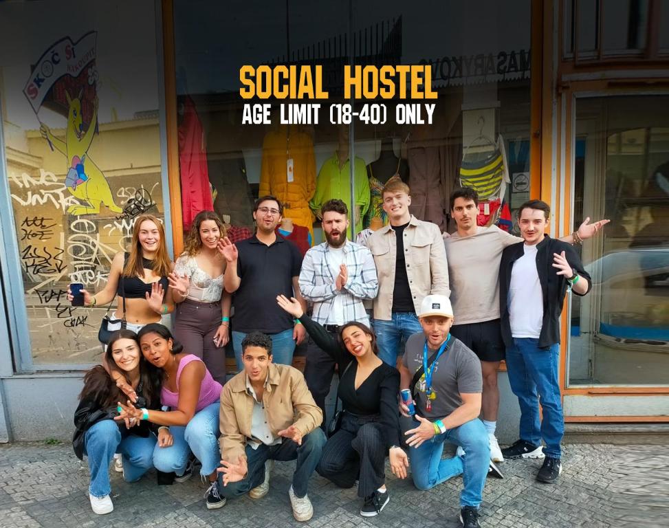 un grupo de personas posando para una foto frente a una tienda en Onefam Home, en Praga