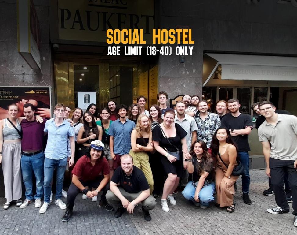 een groep mensen die poseren voor een foto voor een gebouw bij Onefam Old Town in Praag