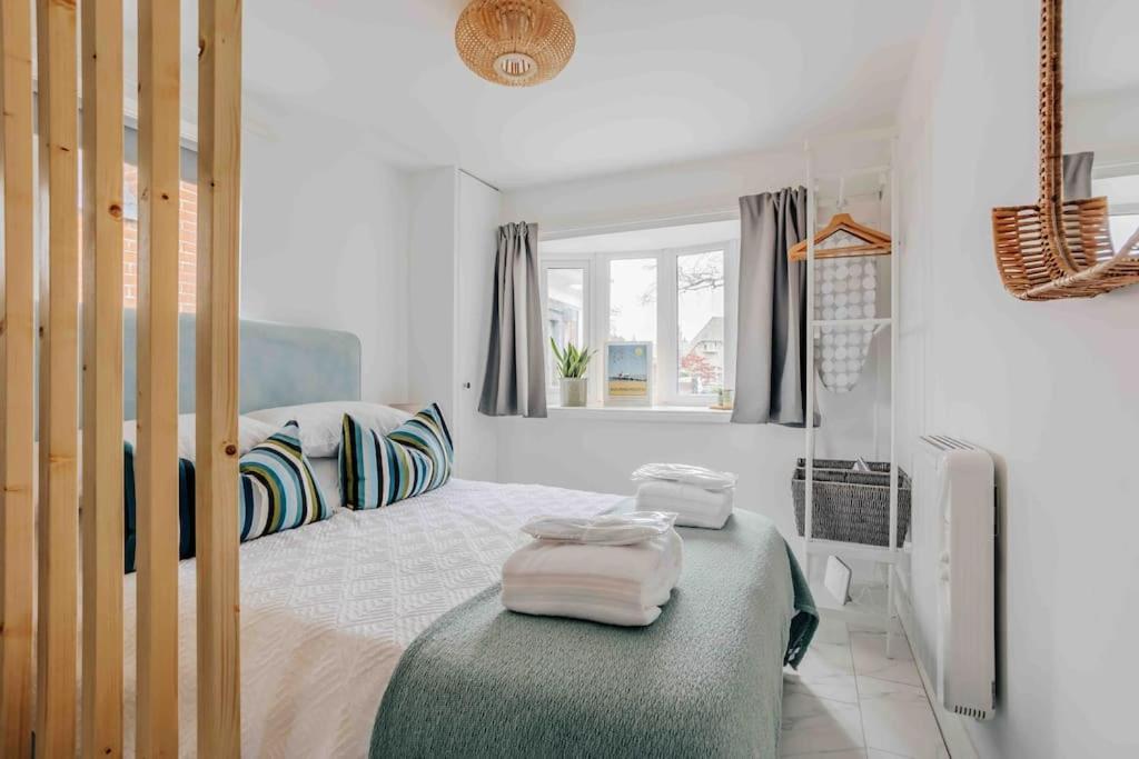 um quarto com uma cama com duas toalhas em Lovely cosy annex by the sea em Bournemouth