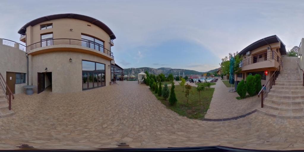 Nespecifikovaný výhled na hory nebo výhled na hory při pohledu z penzionu