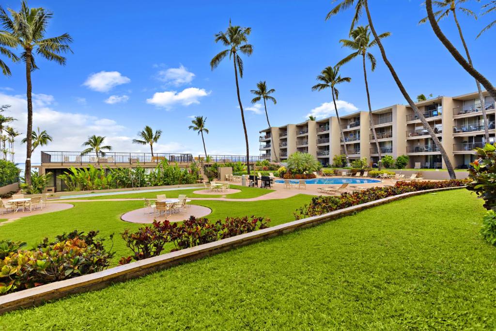 een uitzicht op het resort vanuit het park bij Hale Ono Loa 117 in Kahana