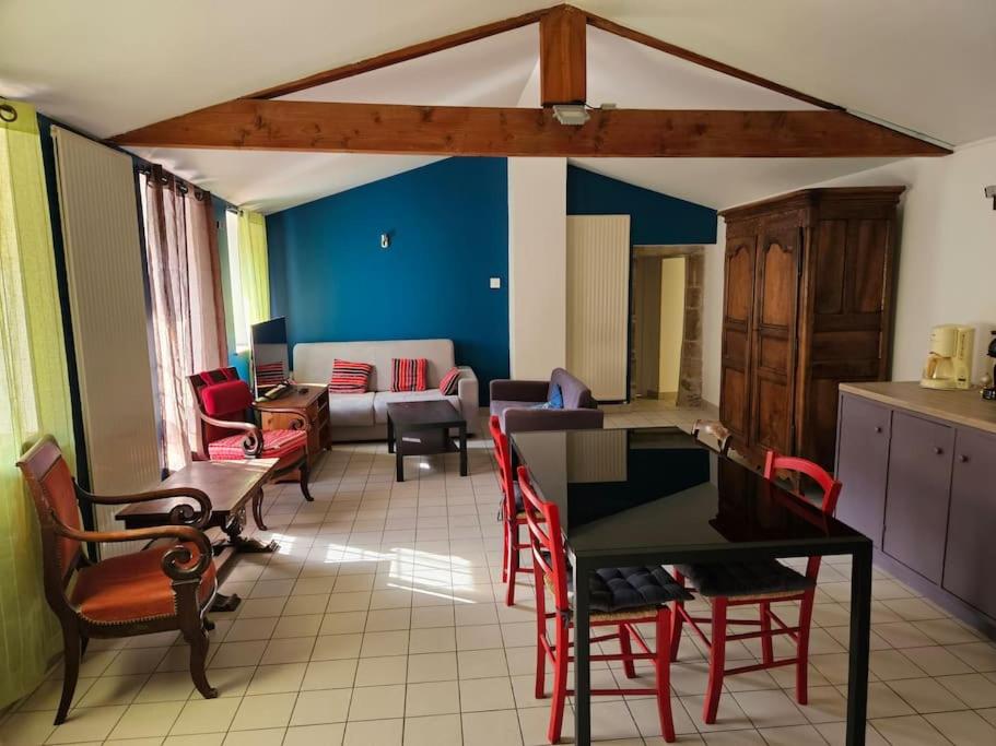 Malleval的住宿－Appartement Malleval Chez Jeanne，一个带桌椅的厨房和一间客厅