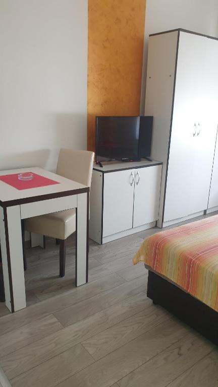 Camera con scrivania, tavolo e letto di Apartmani Borko 3-1 a Loznica