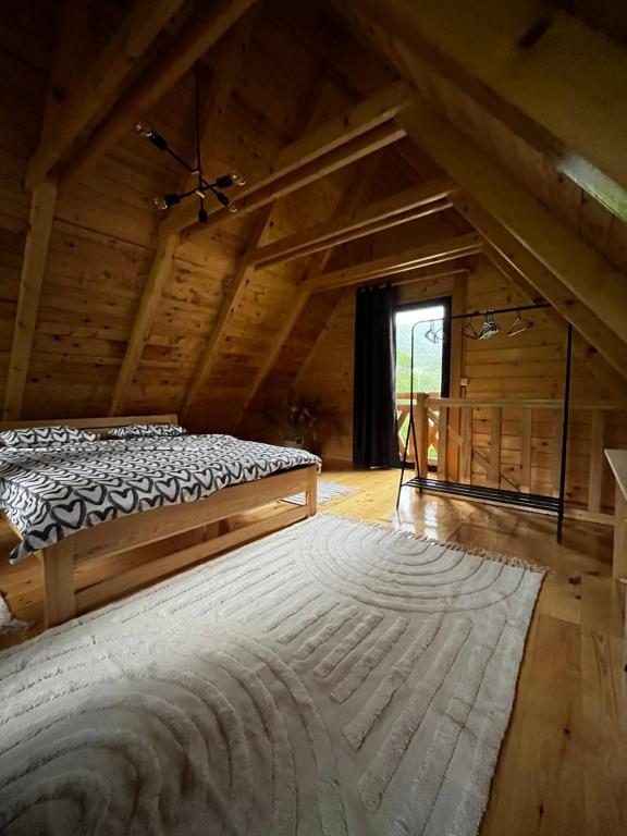 ein Schlafzimmer mit einem Bett im Dachgeschoss in der Unterkunft Šum Rzava 2.0 in Arilje