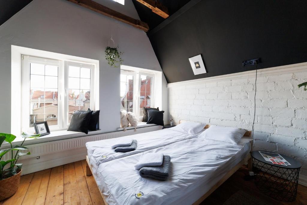 En eller flere senge i et værelse på ATTIC Apartment ProstyWynajem Gdańsk Stare Miasto