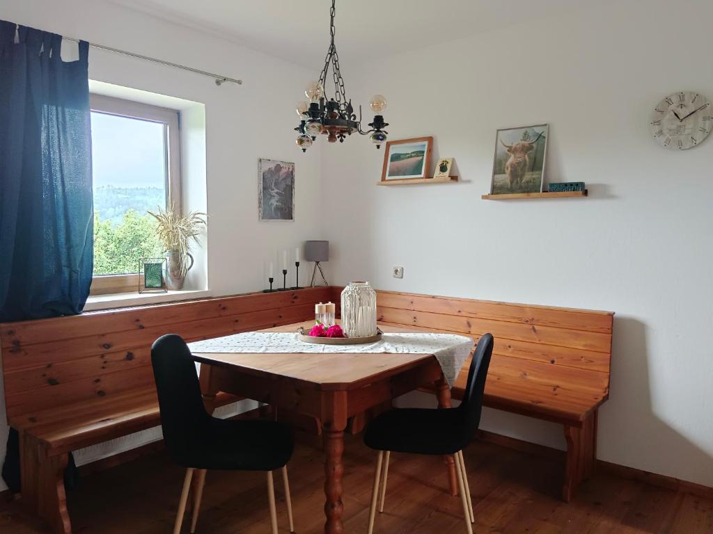 comedor con mesa, sillas y ventana en Ferienwohnungen Aumayr, en Gutau