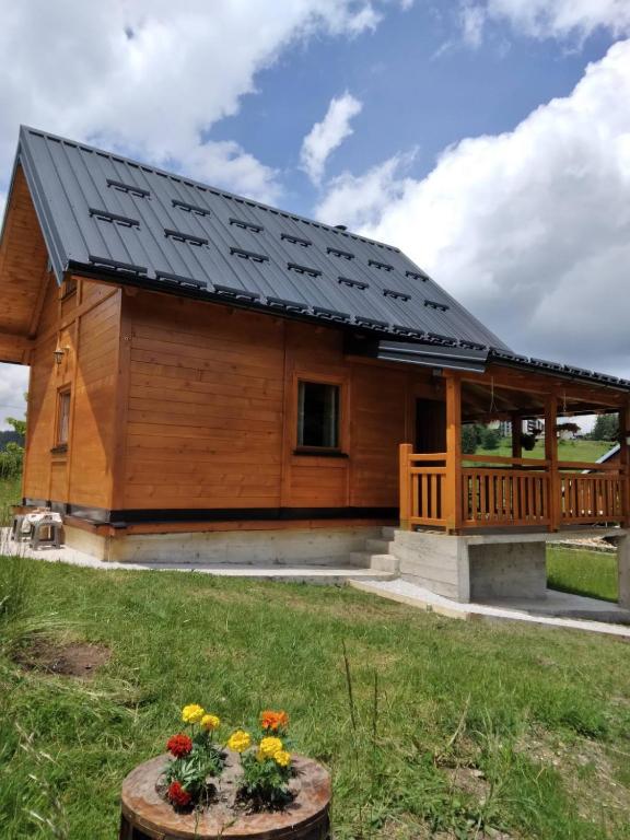 uma grande casa de madeira com telhado solar em Brvnara Srna Zlatar em Nova Varos