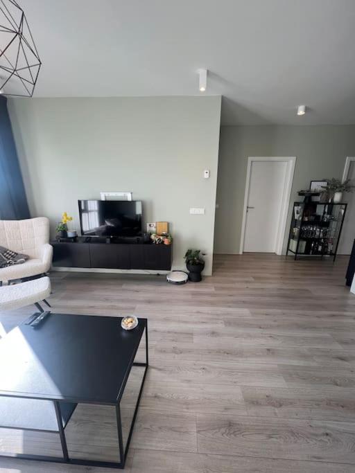 una sala de estar con un sofá y una mesa en Golden Circle house 1, en Selfoss