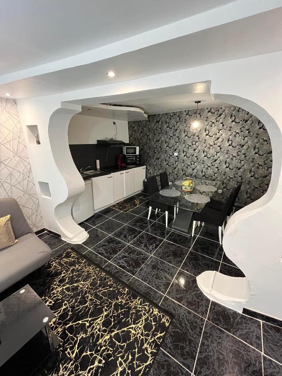 a living room with a table and a kitchen at Appartement numéro 1 diamant in Saint-Junien
