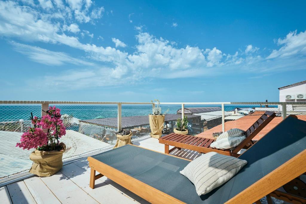 Elle comprend un balcon offrant une vue sur l'océan. dans l'établissement San Marco Luxury Rooms Umag, à Umag