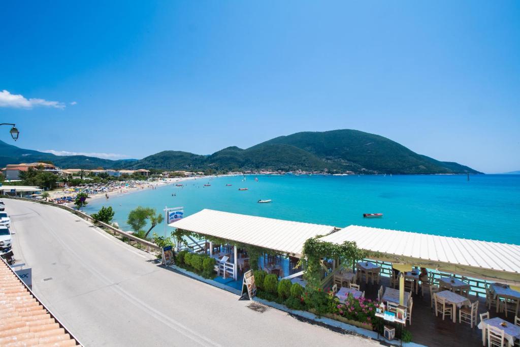 a view of the beach and the town of positano at Summer Breeze apartment in Póndi