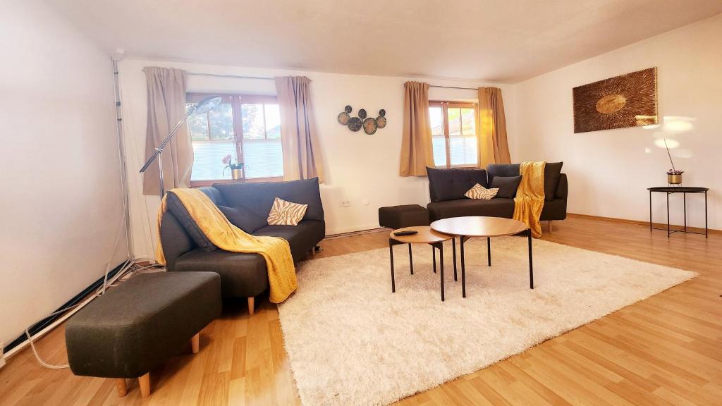 a living room with a couch and a table at Haus Lärche - Die Ferienwohnung in Wolfratshausen