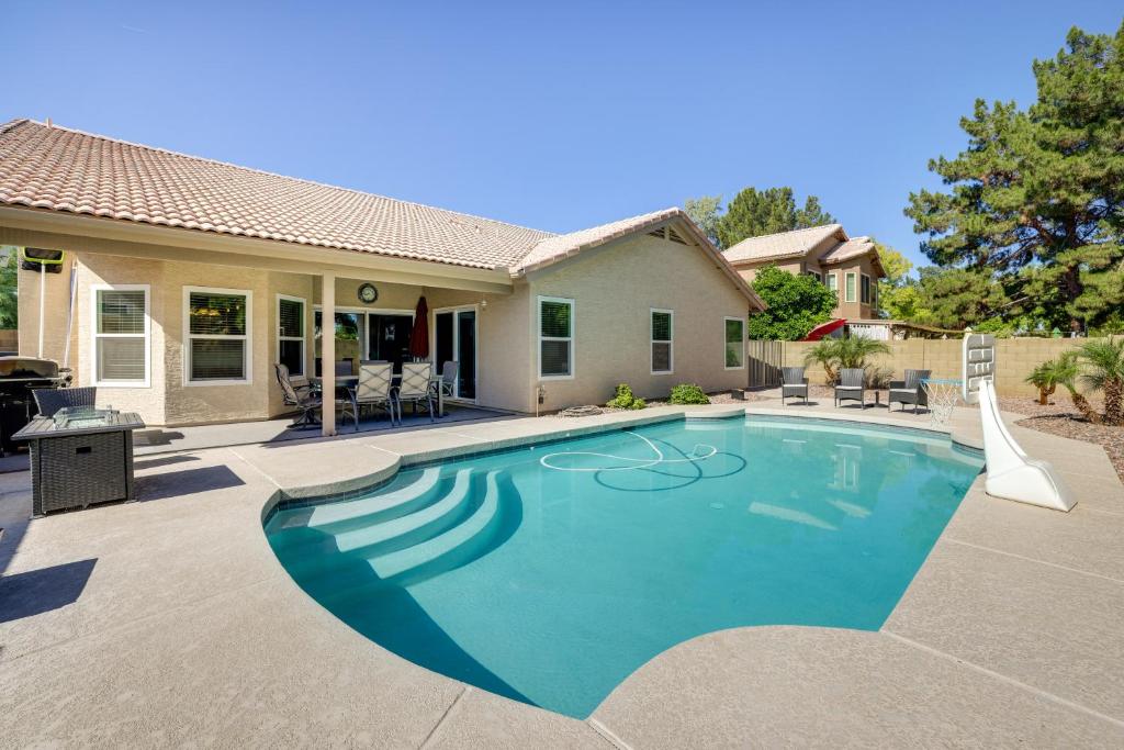 una piscina frente a una casa en Chandler Vacation Rental with Saltwater Pool!, en Chandler
