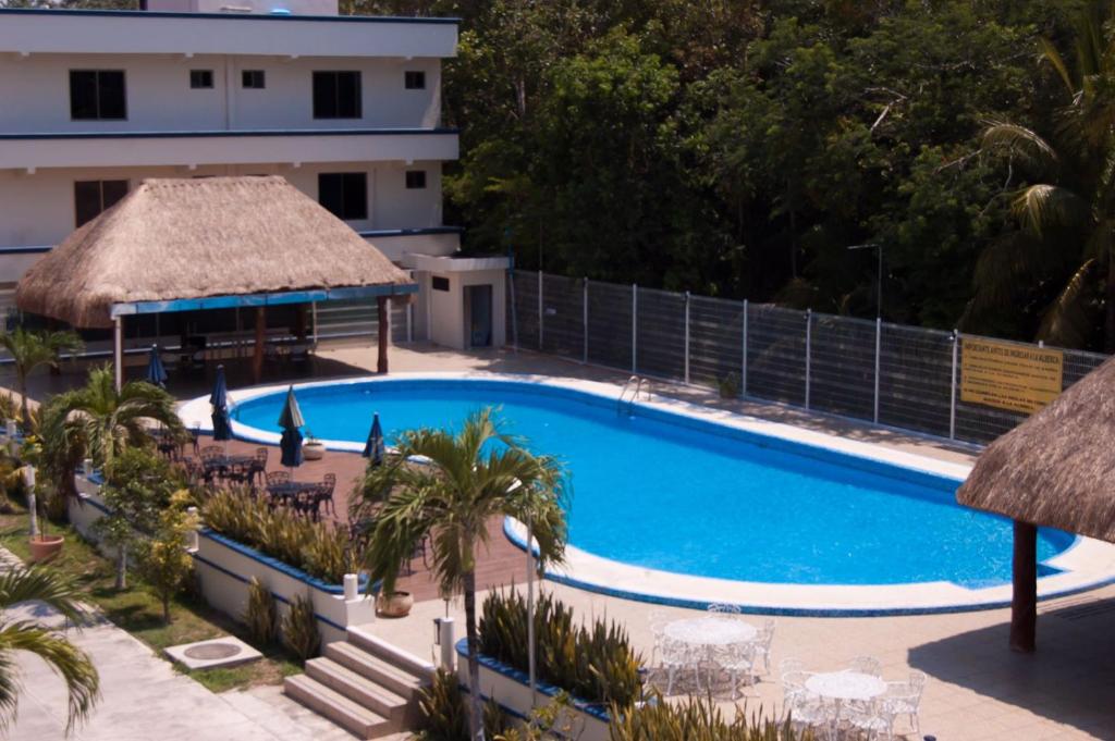 Bazén v ubytování Hotel Luna Caribe nebo v jeho okolí