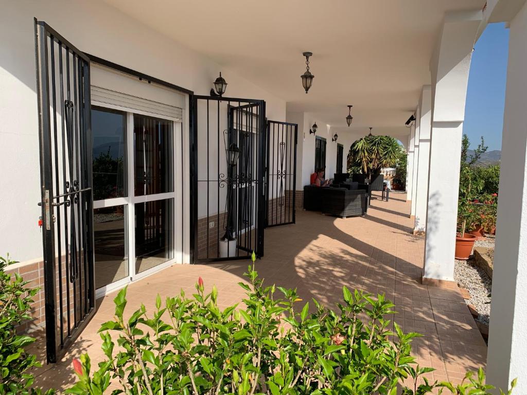 Vonkajšia záhrada v ubytovaní Casa Anhelando Andalucia - Een 8p villa met verwarmd zwembad op een heuveltop met magnifiek uitzicht, waaronder zeezicht, nabij dorp en strand