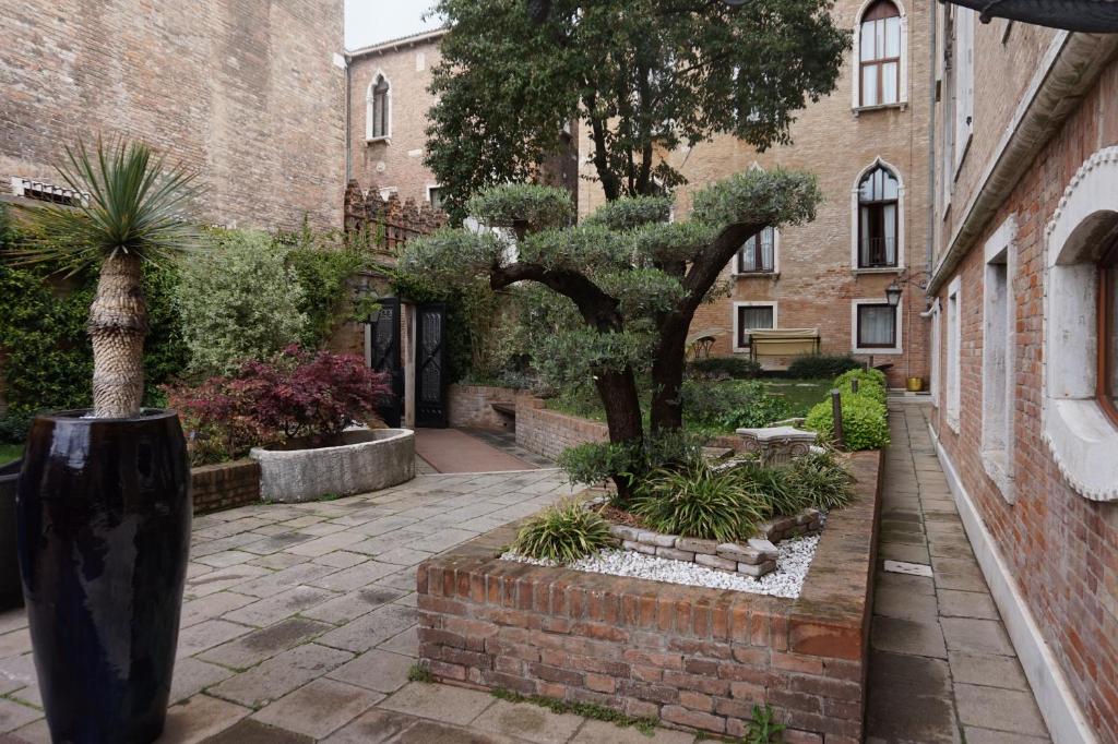 Pesaro Palace - Resim 4