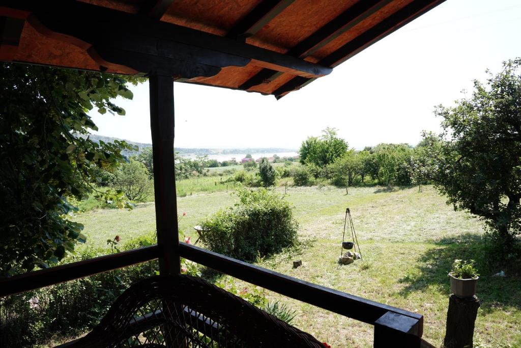een uitzicht vanuit een raam van een veld met een schommel bij Etno House BORAK in Kladušnica