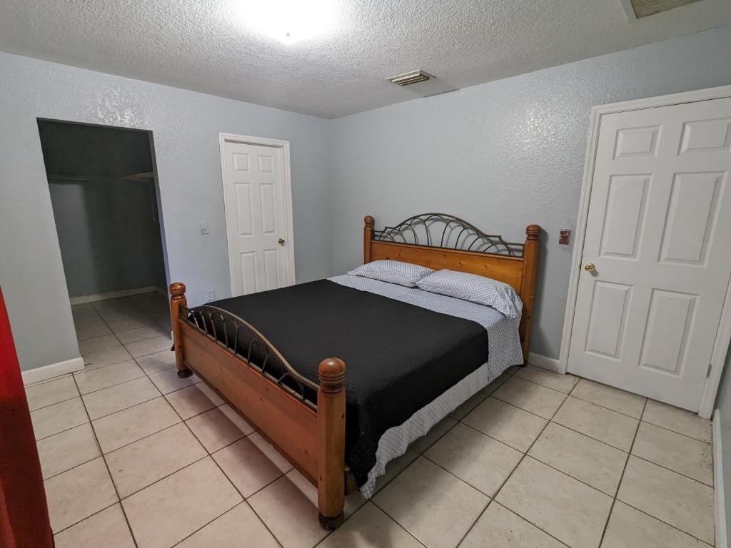 een slaapkamer met een houten bed in een kamer bij MiLuSol in Miami