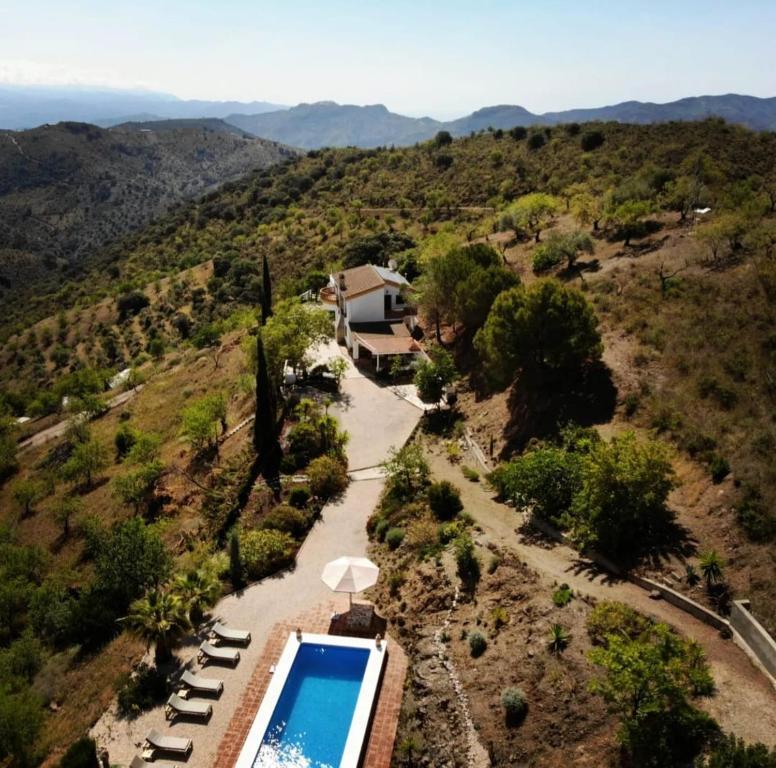 una vista aérea de una casa con piscina en B&B Sara Sueño, en Málaga